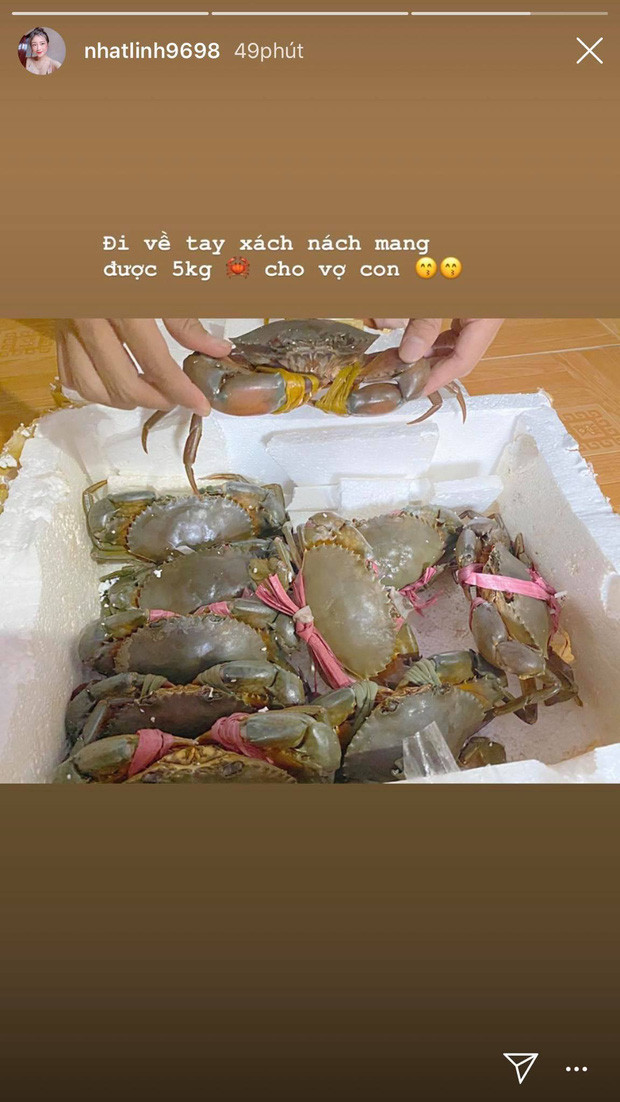 Phan Văn Đức đi đâu cũng nghĩ đến việc mua quà về. Mới đây, anh chàng tay xách nách mang 5kg cua để bồi bổ cho hai mẹ con Nhật Linh.