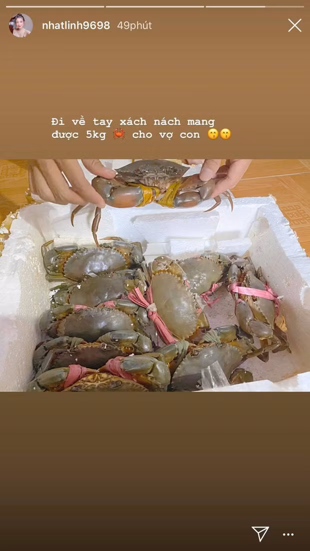 Phan Văn Đức đi đâu cũng nghĩ đến việc mua quà về. Mới đây, anh chàng tay xách nách mang 5kg cua để bồi bổ cho hai mẹ con Nhật Linh.