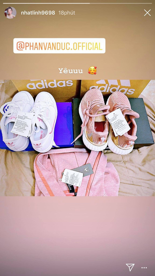 Lấy chồng xong, nói Nhật Linh sướng như tiên cũng chẳng sai, vừa được ở nhà mẹ đẻ dưỡng thai, lại vừa được Văn Đức cưng chiều hết mực, dịp nào cũng có quà. Ngày 8/3 vừa qua, mẹ bầu được tặng giày dép, quần áo đến từ thương hiệu Adidas.