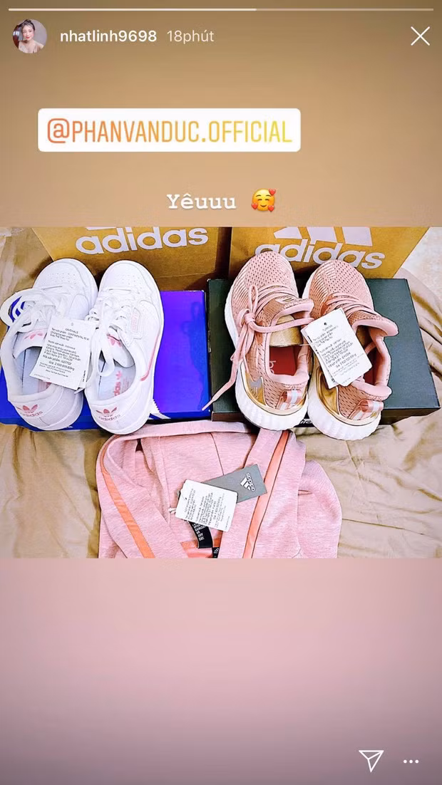 Lấy chồng xong, nói Nhật Linh sướng như tiên cũng chẳng sai, vừa được ở nhà mẹ đẻ dưỡng thai, lại vừa được Văn Đức cưng chiều hết mực, dịp nào cũng có quà. Ngày 8/3 vừa qua, mẹ bầu được tặng giày dép, quần áo đến từ thương hiệu Adidas.