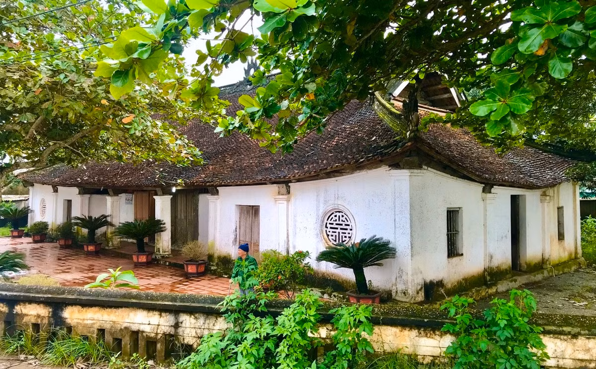 Đình được xây dựng vào tháng Chạp năm Nhâm Ngọ, niên hiệu Cảnh Hưng thứ 23, năm 1763 và đến cuối năm sau thì hoàn thành. Người khởi xướng và chủ sự xây dựng công trình này là Đặng Thạc, cử nhân dưới triều Vua Lê Hiển Tông (1740-1786) thuộc dòng dõi thế tộc và có uy quyền nhất vùng.