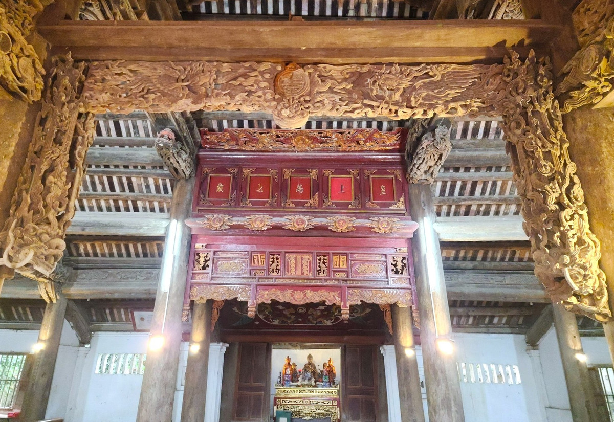 Đình gồm Tiền điện và Hậu điện phía sau tạo thành mặt bằng kiểu chữ T.