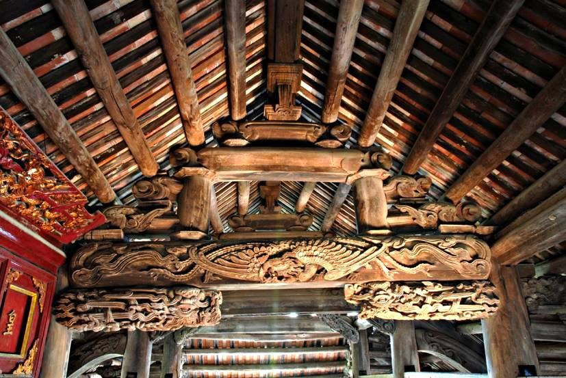 Đình có lối kết cấu vì kèo kiểu “giá chiêng, chồng rường”. Trên cùng của đấu thứ nhất là hình ảnh “phượng hàm thư”. Phượng là một trong 4 tứ linh (long, ly, quy, phượng), với đặc điểm mỏ diều hâu, mắt giọt lệ, tóc trĩ, cổ rắn, vẩy cá chép, mình chim, đuôi công, chân hạc, móng chim ưng… phượng được coi là loài chim tiên, là biểu tượng cho vũ trụ.