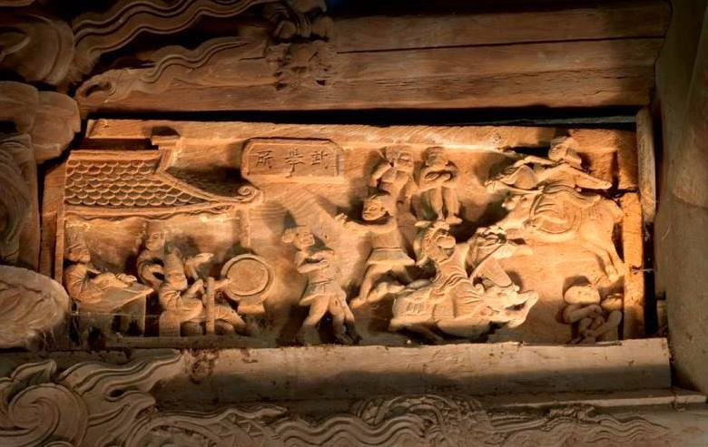 Ngoài hình tượng “tứ linh” được khắc họa dưới nhiều hình thức khác nhau, còn có nhiều đề tài minh họa các điển cố, điển tích, thể hiện ước mơ của người nông dân Nghệ An nói chung và làng Hoành Sơn nói riêng. Đình Hoành Sơn được Bộ Văn hóa, Thể thao và Du lịch công nhận là Di tích lịch sử Quốc gia vào tháng 7/1984 và được Thủ tướng Chính phủ công nhận là di tích Quốc gia đặc biệt vào tháng 12/2017.