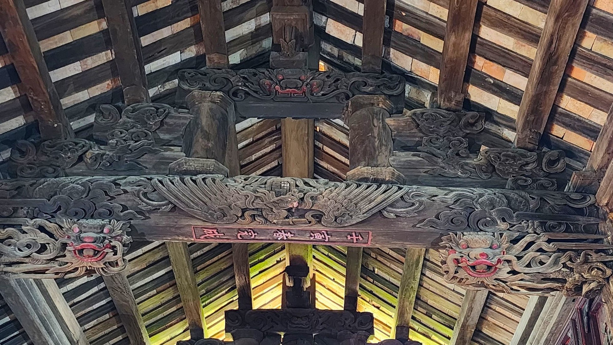 Hầu hết xà, cốn, ván nong, kẻ, bẩy, đầu dư, cổ nghé, rường, đấu... đều được tận dụng thành các mảng trang trí chạm trổ linh hoạt.