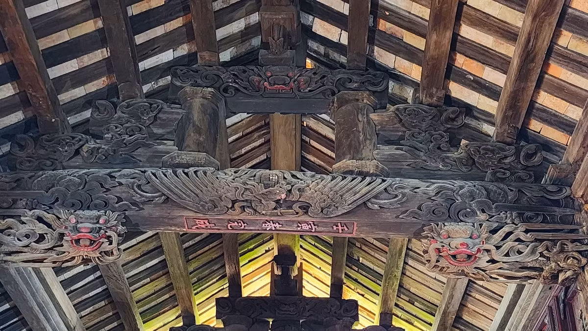 Hầu hết xà, cốn, ván nong, kẻ, bẩy, đầu dư, cổ nghé, rường, đấu... đều được tận dụng thành các mảng trang trí chạm trổ linh hoạt.