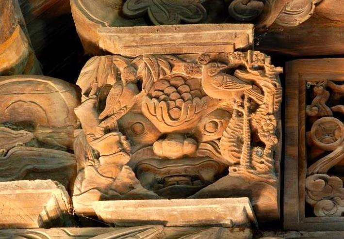 Trên các cột gỗ đều được trang trí dày đặc, kỹ thuật chạm khắc tinh xảo, đề tài phong phú, đa dạng.