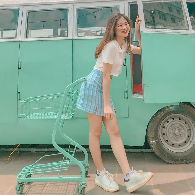 Nữ sinh trường đại học Kinh tế Quốc dân gây thiện cảm nhờ vẻ ngoài xinh đẹp, dáng vóc cân đối, nụ cười tươi.