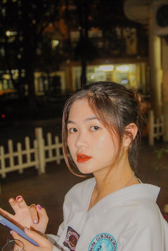 Thiên Nga kể mình tham gia CLB Taekwondo từ khi mới vào trường, được gần 2 năm nay. Niềm đam mê với môn võ này là nhờ ông nội, khi còn sống sáng nào ông cũng dậy từ 5 giờ sáng để tập võ, làm Nga có mong muốn được học võ nhưng mãi sau khi đỗ đại học cô bạn mới đăng kí vào CLB ở trường.
