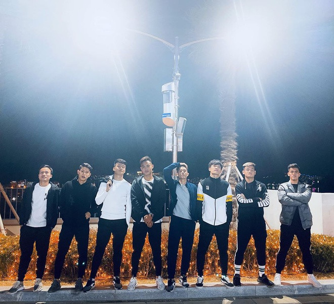 Ở bất kỳ bức ảnh nào, Đình Trọng cũng chung thuỷ với dáng "ôm trán" trong khi các cầu thủ U23 Việt Nam tạo dáng cực ngầu.