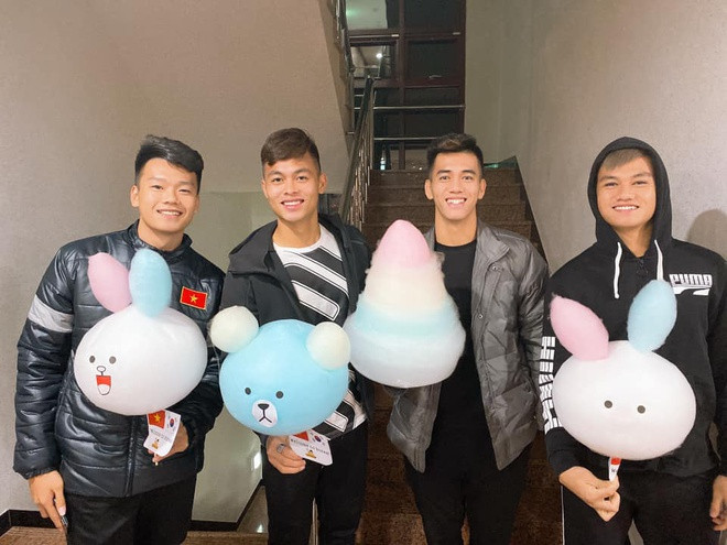 "Hội những người độc thân" là cái tên do Tiến Linh đặt tên cho nhóm gồm chính anh, Thành Chung, Đức Chiến và Tấn Tài. Được nhận những chiếc kẹo tại Hàn Quốc, cả đội chăm chỉ chụp ảnh để đăng lên Facebook.