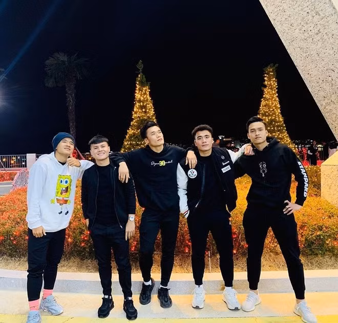 Những thành viên của "5 ngón tay" rất chăm chỉ tấu hài trên Facebook, đặc biệt là Hà Đức Chinh, vốn nổi tiếng xưa nay bởi bản tính cực lầy và hài hước.