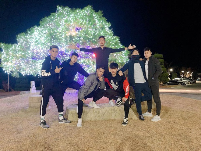 "Hội tạo nét" là cái tên người hâm mộ dành tặng cho nhóm các cầu thủ Đình Trọng, Tiến Linh, Hoàng Đức, Đức Chiến, Tấn Tài, Trọng Hùng,....Lý do có tên này là do nhóm thường xuyên chụp ảnh "lố" tạo dáng mỗi người một kiểu chẳng có tí gì liên quan đến nhau.