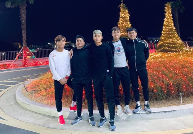 Trần Danh Trung, Dụng Quang Nho, Nhâm Mạnh Dũng, Nguyễn Hữu Thắng và Trần Bảo Toàn là những cầu thủ nhỏ tuổi của U23 Việt Nam sang Hàn Quốc tập huấn lần này. Cả nhóm vẫn còn khá bẽn nẽn, ít chụp ảnh và chưa lầy nên được fan gọi với cái tên vô cùng hài hước là "Hội chưa vào đời".