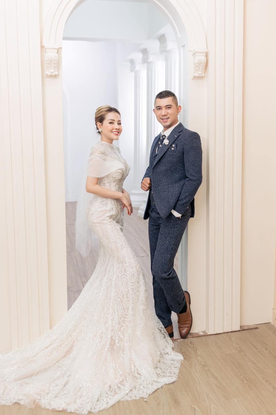 Cặp đôi chụp bộ ảnh trong bối cảnh một studio, cả 2 cũng thay đến 4 bộ trang phục khác nhau.