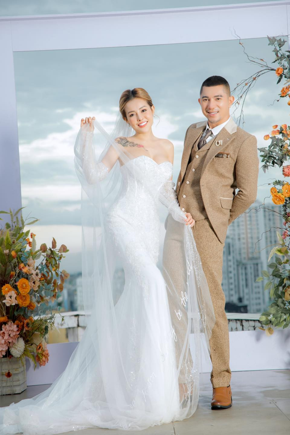 Tuy cặp đôi chưa chia sẻ gì thêm về việc liệu có một đám cưới trong mơ hay không, thế nhưng ở phần bình luận, rất nhiều người đã bày tỏ ý chúc mừng: "Chúc cặp đôi này có cái kết viên mãn nhé, theo dõi từ anti thành fan", "Ngân xinh đẹp quá, chúc mừng cô dâu chú rể nhé".