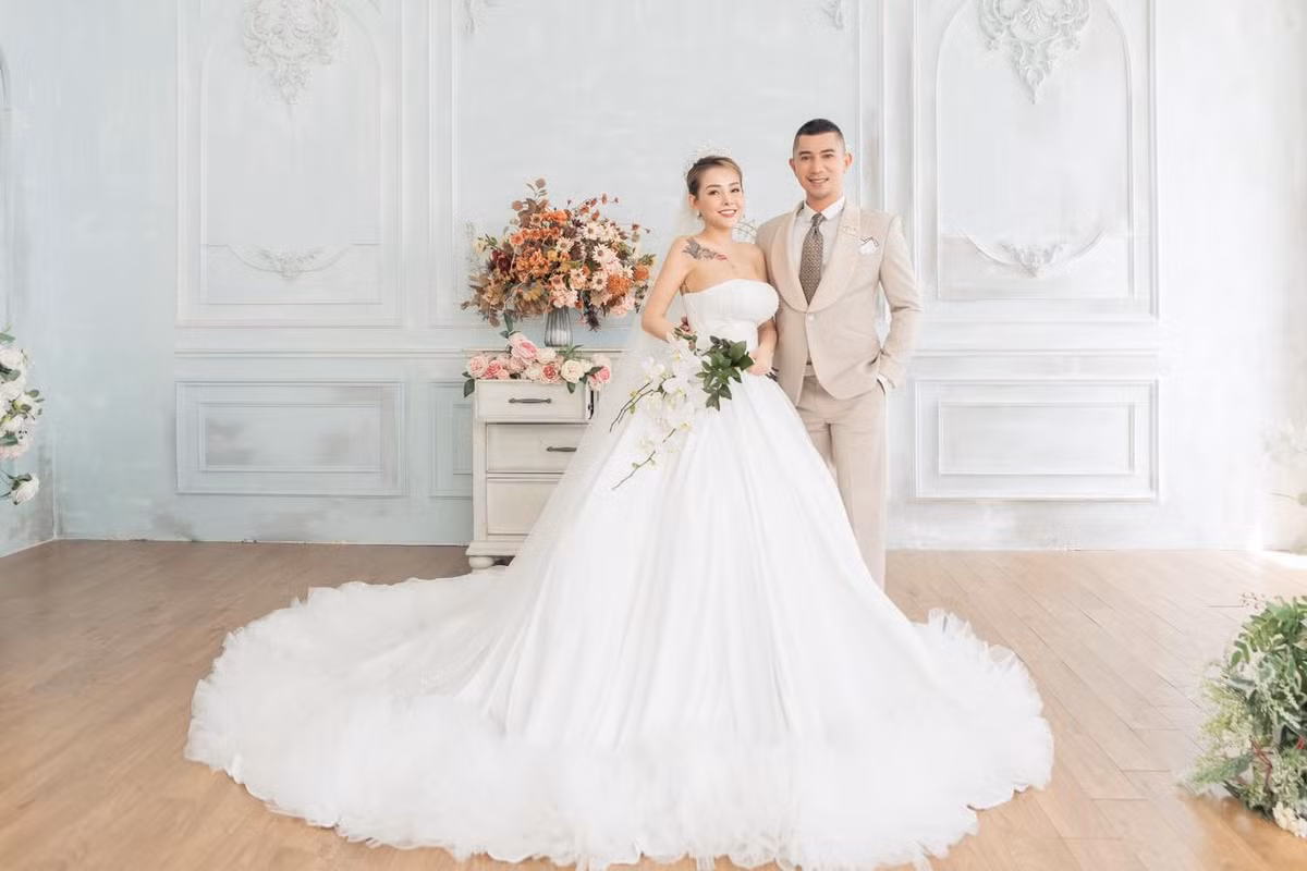 Để kỉ niệm mốc thời gian 7 năm yêu nhau, mới đây Lương Bằng Quang và Ngân 98 vừa đăng tải loạt hình cưới lung linh. Đi kèm bộ ảnh, Lương Bằng Quang viết: "9/7 ngày kỷ niệm, 7 năm rồi, hôm nay mới chính thức."