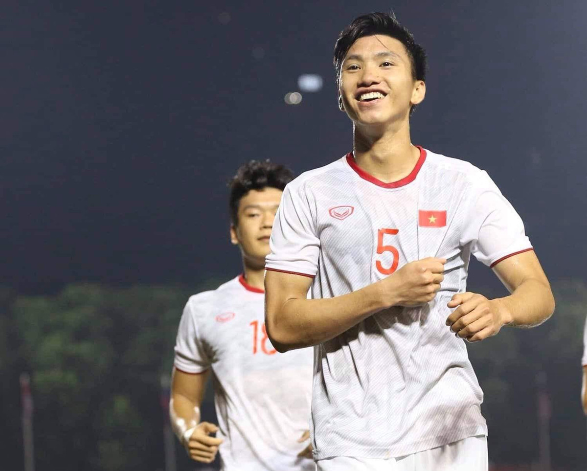  Đoàn Văn Hậu hiện là cầu thủ không chỉ gây chú ý tại Việt Nam mà còn nhận được sự quan tâm của Đông Nam Á bởi khả năng chơi bóng tốt và thể hình nổi trội. Trước khi trở thành "viên kim cương" bóng đá, Văn Hậu từng là cậu bé chăn bò đen nhẻm nhưng đôi mắt luôn sáng lấp lánh.