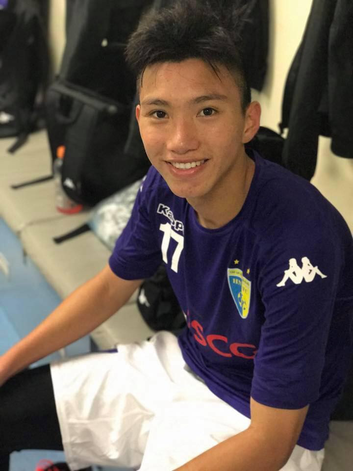 Dù để bất kỳ kiểu tóc nào, mặc "quần đùi áo số" hay trang phục bình thường, Văn Hậu vẫn gây ấn tượng bởi khuôn mặt sáng, đôi mắt nhanh nhẹn và nụ cười tươi rói.