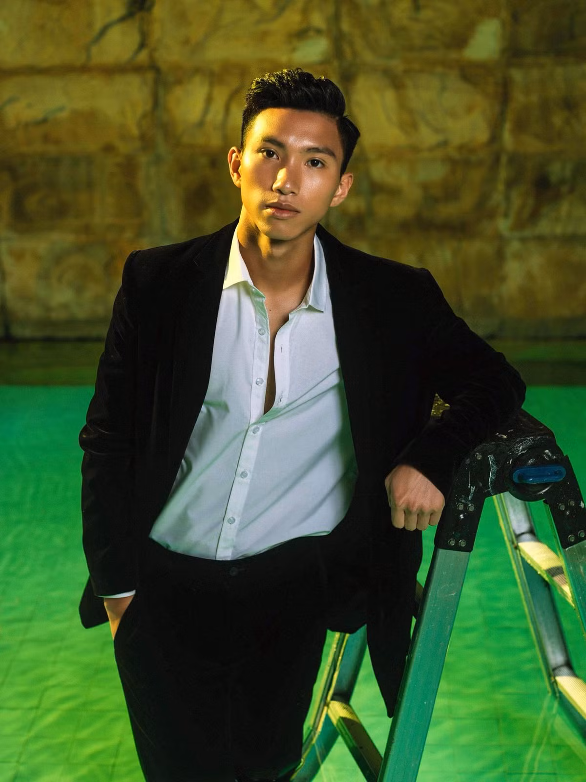 Sở hữu chiều cao 1m85 và thân hình cực chuẩn vì chơi thể thao từ nhỏ, Văn Hậu hoàn toàn có thể lấn sân sang làm người mẫu.