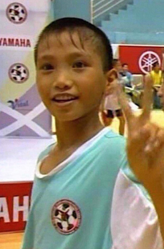 Văn Hậu sinh năm 1999 tại huyện Hưng Hà, Thái Bình. Trước khi được gia đình đồng ý và gia nhập lò đào tạo của CLB bóng đá Hà Nội, anh chàng từng là cậu bé chăn trâu đen nhẻm với mái đầu cua.