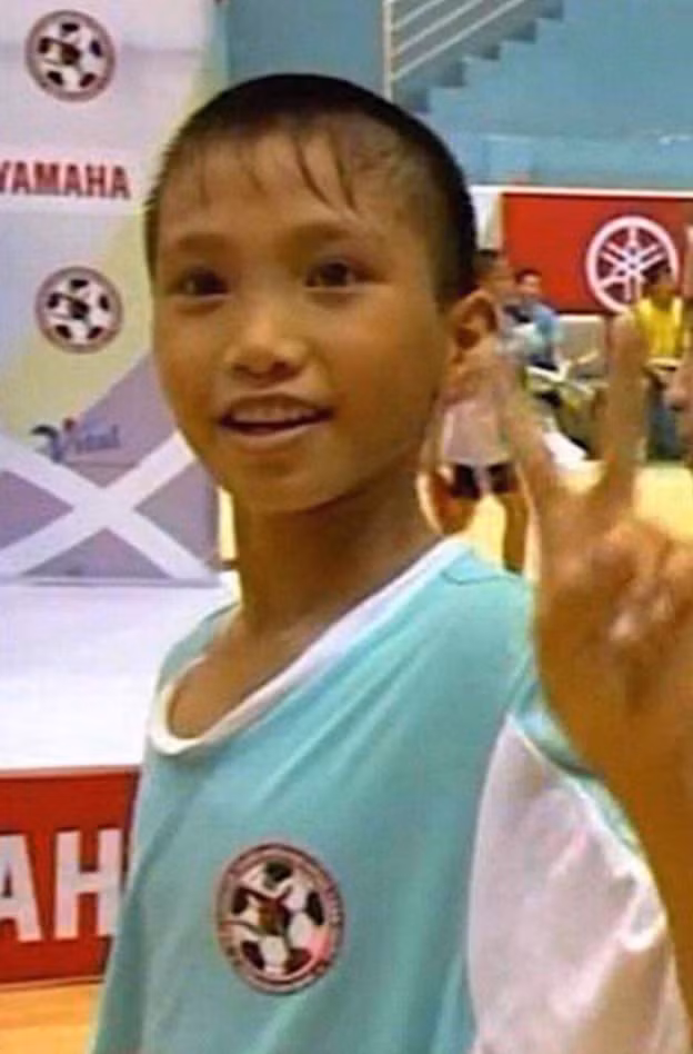 Văn Hậu sinh năm 1999 tại huyện Hưng Hà, Thái Bình. Trước khi được gia đình đồng ý và gia nhập lò đào tạo của CLB bóng đá Hà Nội, anh chàng từng là cậu bé chăn trâu đen nhẻm với mái đầu cua.