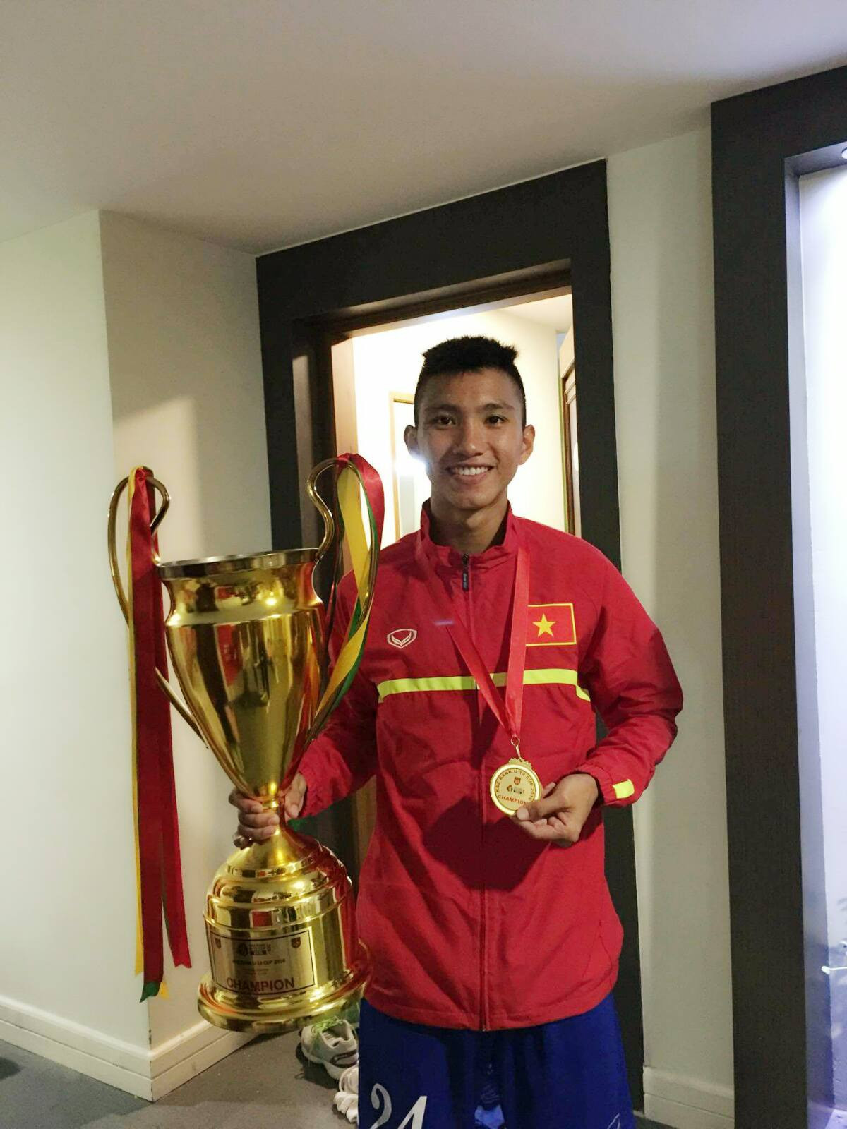 Trưởng thành hơn một chút, Văn Hậu bắt đầu có những thay đổi đáng kể về ngoại hình. Anh chàng không còn "tạo nét" với mái tóc mào gà mà thay vào đó là kiểu tóc ngắn hơn.