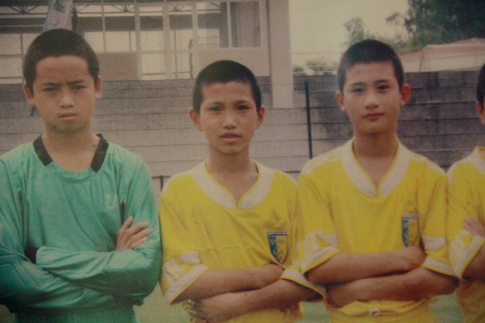 Văn Hậu xa gia đình, bắt đầu học đá bóng từ năm 11 tuổi sau đó đến năm 13 tuổi thì trúng tuyển vào U15 của CLB Hà Nội T&amp;T. Anh chơi ở vị trí hậu vệ và được đánh giá cao.