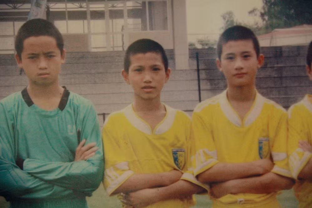 Văn Hậu xa gia đình, bắt đầu học đá bóng từ năm 11 tuổi sau đó đến năm 13 tuổi thì trúng tuyển vào U15 của CLB Hà Nội T&amp;T. Anh chơi ở vị trí hậu vệ và được đánh giá cao.