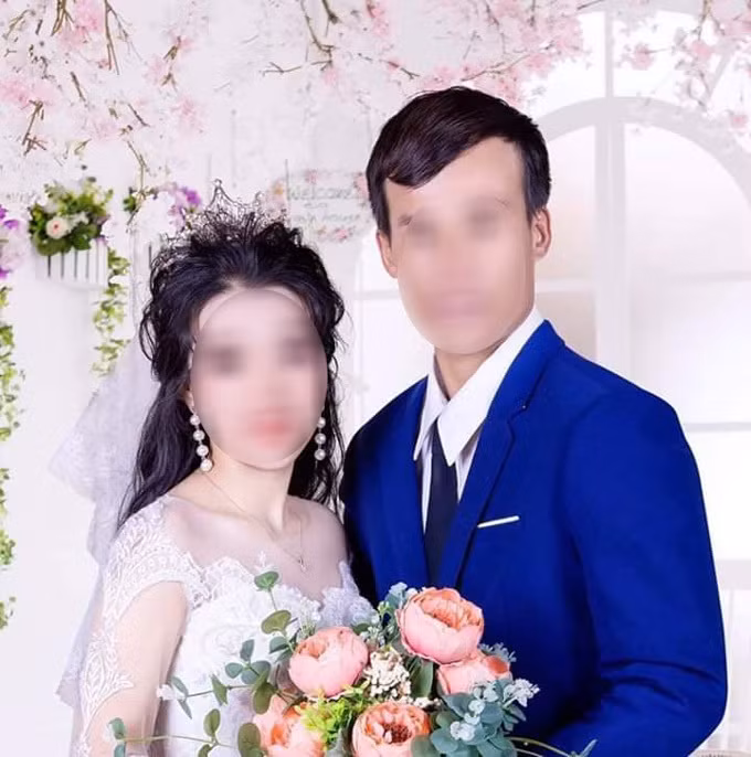 Thế nhưng chỉ 4 ngày sau khi cưới, cô dâu xin phép mẹ chồng đi uống nước với bạn rồi biến mất luôn cùng với 2 lượng vàng được gia đình nhà chồng cho. Liên lạc không được, sang tận nhà gái cũng không có, chồng đành phải trình báo lên cơ quan chức năng và đăng tải câu chuyện lên mạng xã hội để tìm vợ.