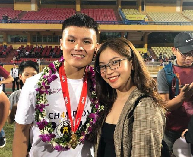 Mới đây, thông tin Quang Hải tái hợp với tình cũ là Nhật Lê sau loạt tin đồn cặp kè hot girl xuất hiện trên mạng xã hội khiến nhiều người thích thú. Cặp đôi bị bắt gặp cùng nhau đi ăn đêm và tình tứ đi chung xe máy.