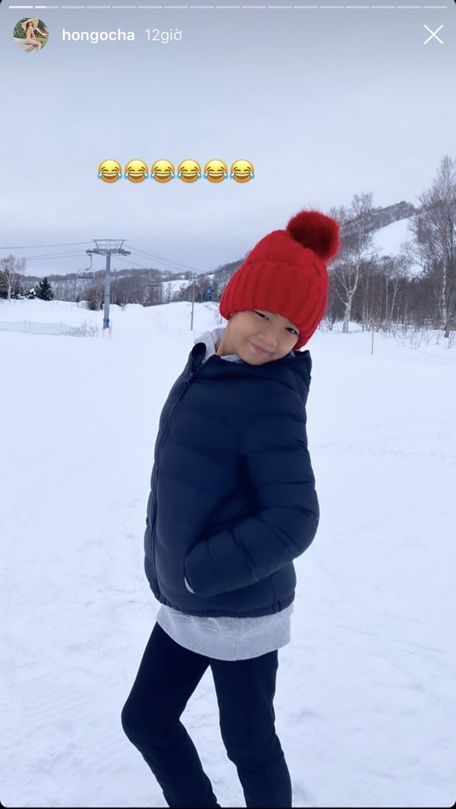 Hồ Ngọc Hà đang đi nghỉ tại Nhật Bản cùng Subeo và Kim Lý. Trên trang cá nhân, nữ ca sĩ chia sẻ nhiều hình ảnh con trai đang vui chơi dưới trời tuyết. Điều khiến khán giả chú ý là vóc dáng cao ráo vượt trội của bé Subeo.