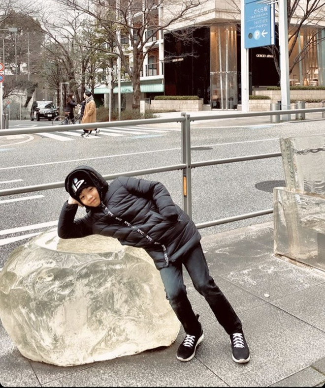 Subeo được nhận xét cao lớn vượt trội. Cậu bé sinh năm 2010, còn 5 tháng nữa mới tròn 10 tuổi. So với bạn bè đồng trang lứa, con trai Hồ Ngọc Hà cũng cao hơn hẳn. Nhiều người dự đoán Subeo sẽ trở thành "soái ca chân dài" trong tương lai.