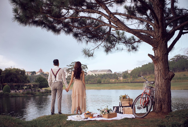 Bộ ảnh cưới của hot girl này được đầu tư công phu với nhiều trang phục khác nhau. Tuy nhiên, diễn viên sinh năm 1990 vẫn giấu mặt chú rể.