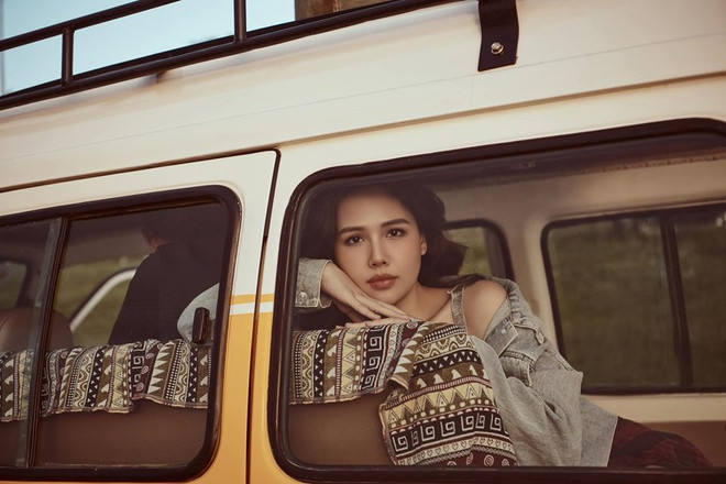 Dù xuất hiện trong trang phục nào, nữ diễn viên 9X cũng vô cùng nổi bật.