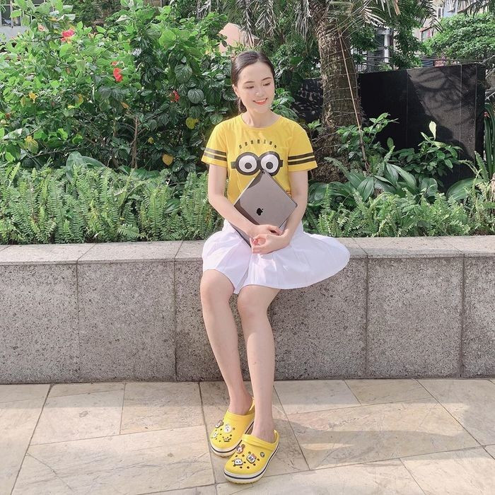 Thay vào đó cô nàng ăn vận đơn giản, nhẹ nhàng đúng kiểu của một cô vợ đảm đang. Không hề có sự xuất hiện của bất kỳ chiếc túi đắt đỏ hay món phụ kiện xa xỉ nào trong tấm hình này cả mà chỉ là sự giản dị của vợ cầu thủ Duy Mạnh mà thôi.