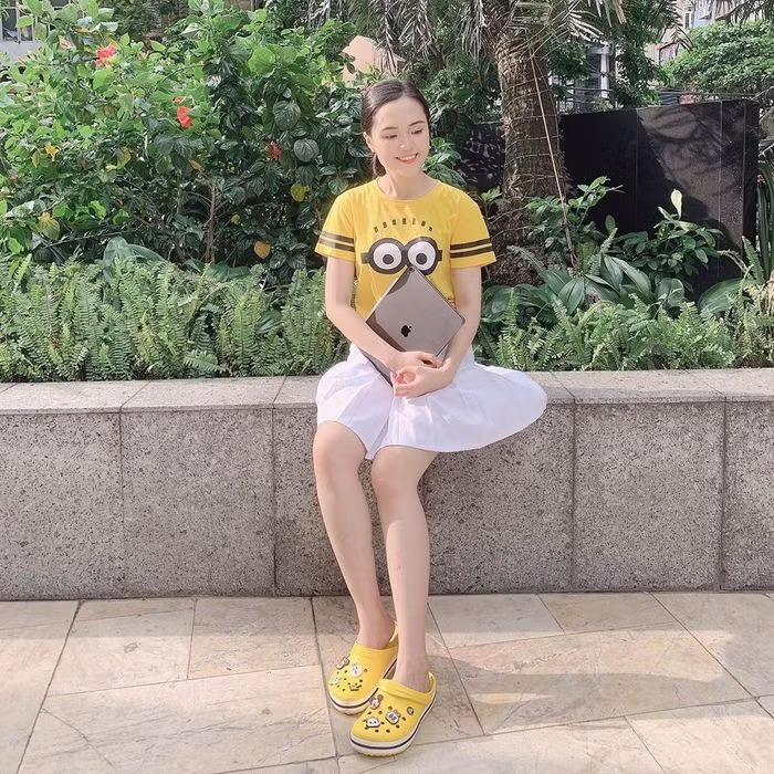 Thay vào đó cô nàng ăn vận đơn giản, nhẹ nhàng đúng kiểu của một cô vợ đảm đang. Không hề có sự xuất hiện của bất kỳ chiếc túi đắt đỏ hay món phụ kiện xa xỉ nào trong tấm hình này cả mà chỉ là sự giản dị của vợ cầu thủ Duy Mạnh mà thôi.