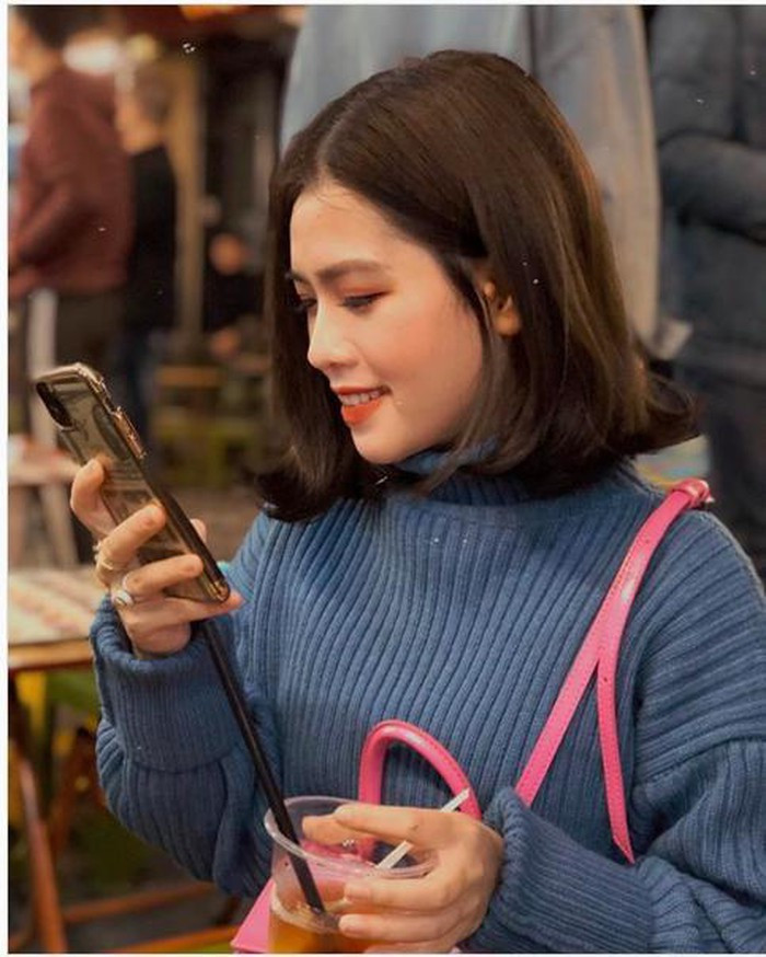 Không chỉ bị chê về đôi chân "cột đình", phong cách thời trang quê mùa, Huyền My còn bị người hâm mộ nhận xét rằng có nụ cười cực xấu. Chẳng thế mà khi chụp ảnh, cô nàng rất ít khi tạo dáng tươi tỉnh.