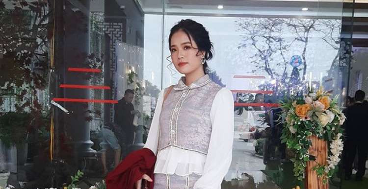 Thời điểm đó, bộ váy hot girl Nghệ An lựa chọn cũng bị chê tơi tả vì không hợp với dáng người của cô nàng. Trang phục và mái tóc chính là thứ khiến Huyền My mất điểm.