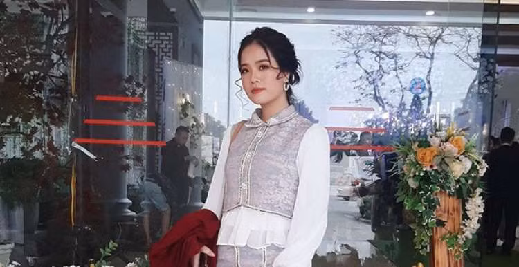 Thời điểm đó, bộ váy hot girl Nghệ An lựa chọn cũng bị chê tơi tả vì không hợp với dáng người của cô nàng. Trang phục và mái tóc chính là thứ khiến Huyền My mất điểm.