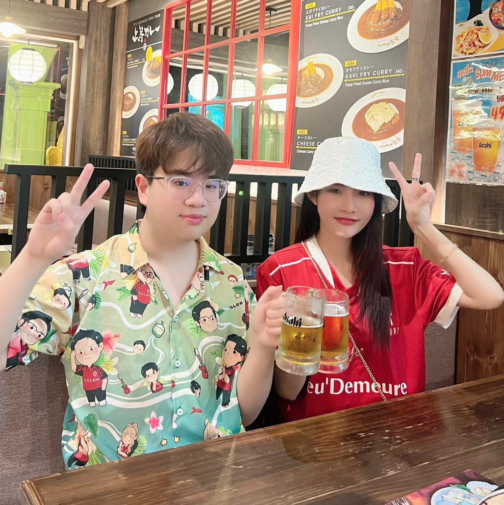 Bóng hồng của TDT đã chứng tỏ sự quảng giao của mình khi có những bức hình giao lưu với các tuyển thủ nam của team bạn.