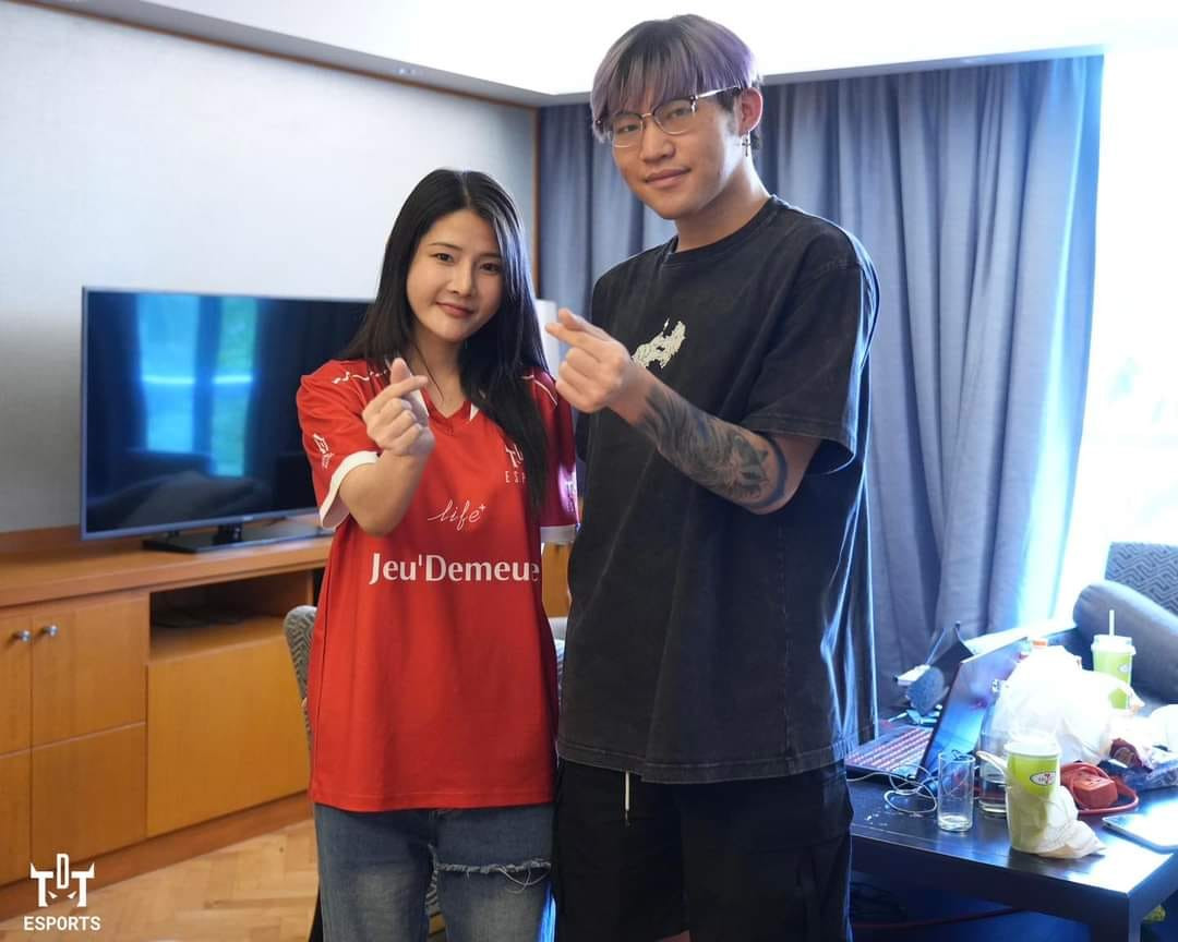 Màn tạo dáng thả tim với tuyển thủ Nailiu của team bạn.