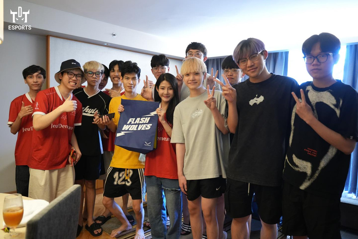 Chưa rõ khi thi đấu sẽ ra sao nhưng trong các hoạt động giao lưu, fan không khó để phát hiện rằng, các tuyển thủ nước bạn dành sự ưu ái nhất định cho cô nàng này.