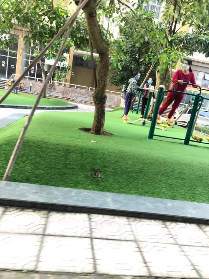 Trước đó, trên mạng xã hội cũng chia sẻ rất nhiều hình ảnh về việc người dân bất chấp lệnh cách ly để ra ngoài tập thể dục, hóng gió.