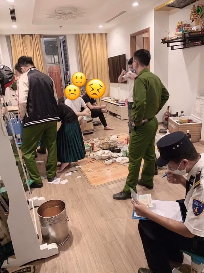 Gọi bạn bè đến nhà ăn uống linh đình, làm ồn bị hàng xóm báo công an "bế" đi.