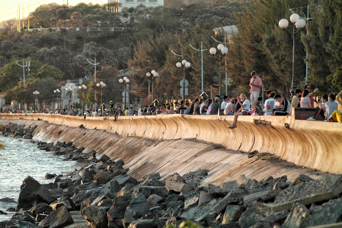 Hình ảnh cả "huyện người" trên bờ biển Vũng Tàu xuất hiện trên mạng xã hội khiến nhiều người phẫn nộ. Mời quý độc giả xem thêm clip: Bí thư Hà Nội đề xuất cách ly xã hội đến 30/4 - Nguồn: Youtube