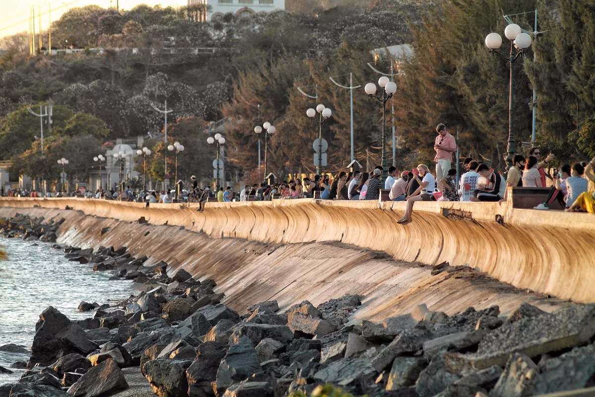 Hình ảnh cả "huyện người" trên bờ biển Vũng Tàu xuất hiện trên mạng xã hội khiến nhiều người phẫn nộ. Mời quý độc giả xem thêm clip: Bí thư Hà Nội đề xuất cách ly xã hội đến 30/4 - Nguồn: Youtube