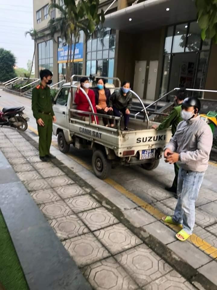 "Lên phường lại tập thể dục, buôn chuyện tiếp các cô nhé", "Lớn tuổi dễ nhiễm bệnh lắm, không ở nhà còn xuống sân làm gì không biết" - Dân mạng bình luận.