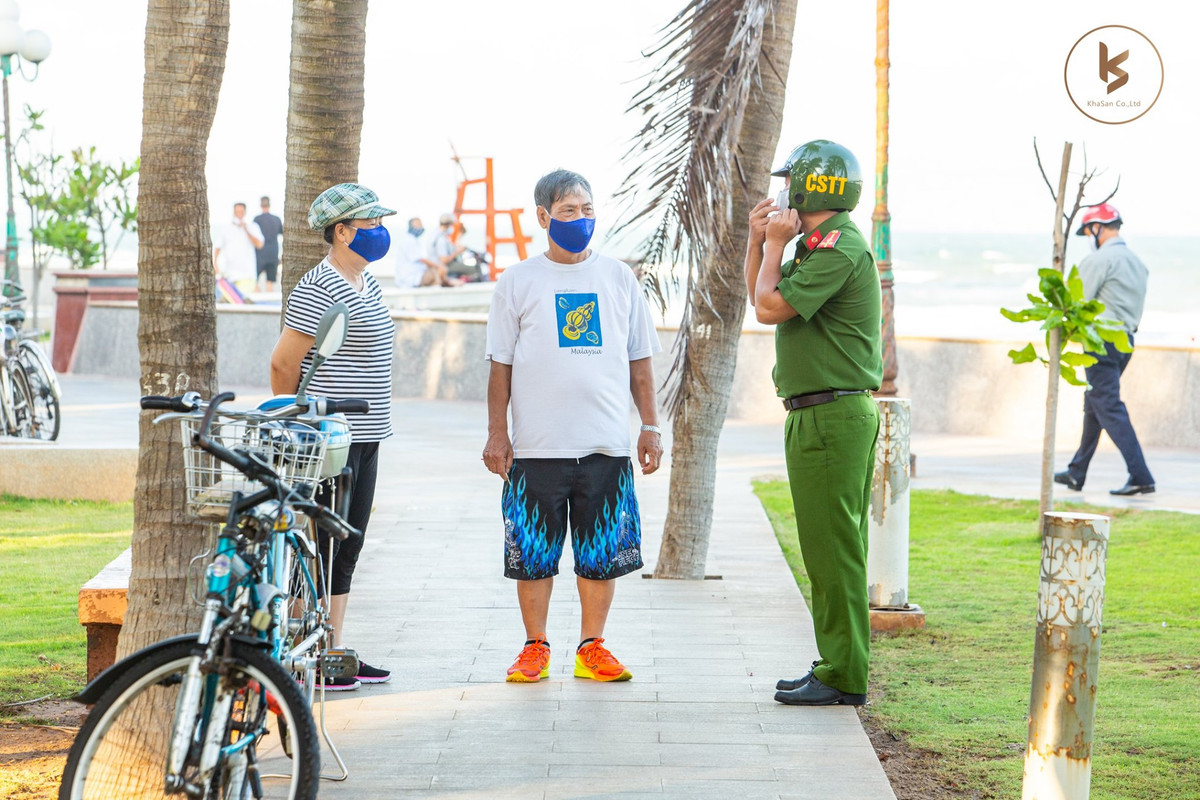 Những ngày này, bãi biển Vũng Tàu trở thành "điểm nóng" khi có rất nhiều người dân tụ tập hóng mát, chạy bộ và đạp xe buổi chiều.