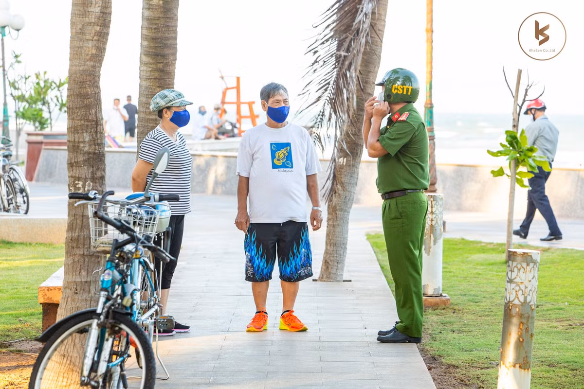 Những ngày này, bãi biển Vũng Tàu trở thành "điểm nóng" khi có rất nhiều người dân tụ tập hóng mát, chạy bộ và đạp xe buổi chiều.